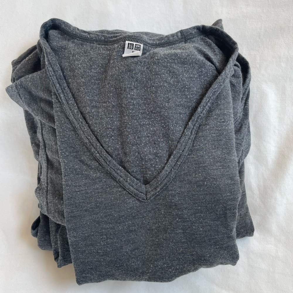 3 Men’s Uniqlo V-Neck Tees Sz Medium